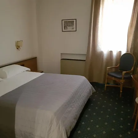 Quadrifoglio Hotel Castello di Cisterna